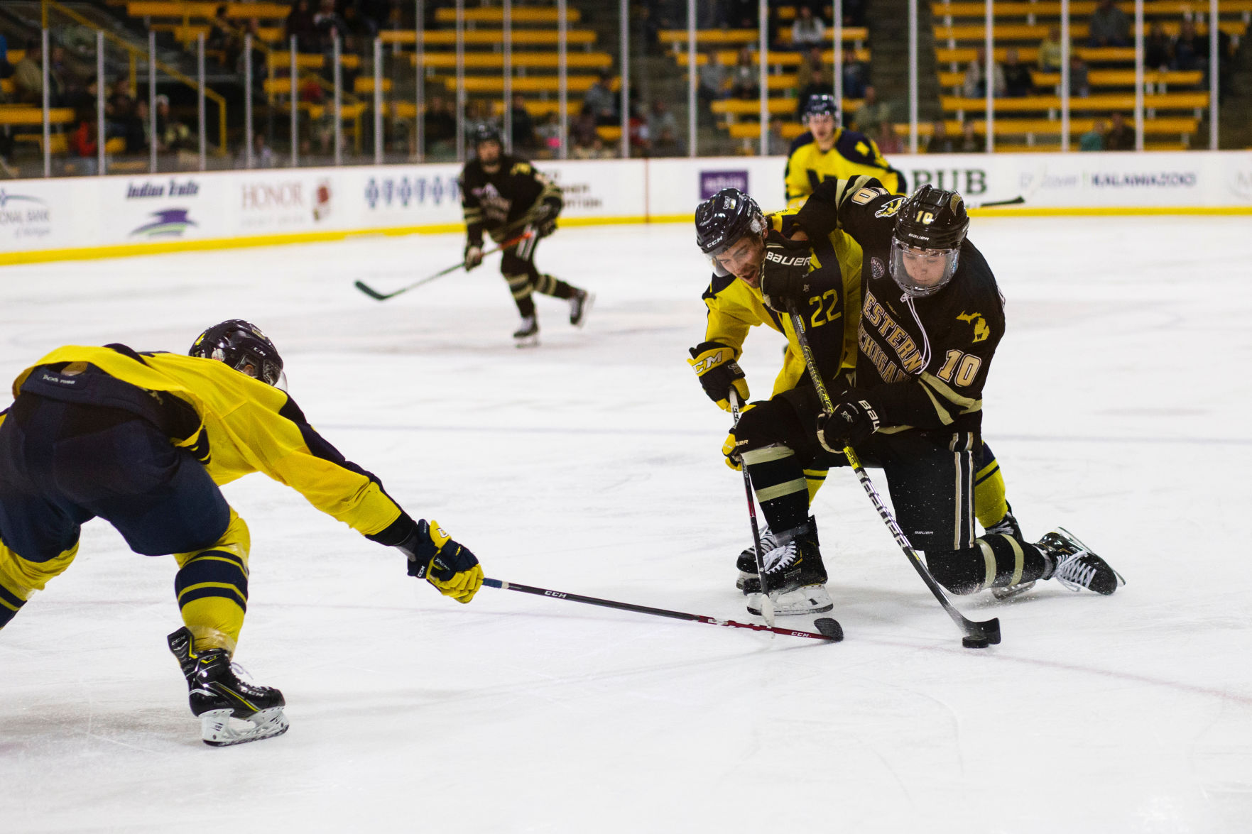 Hockey starts season at Ice Breaker Tournament